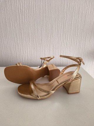 Sandalias doradas Lefties talla 37