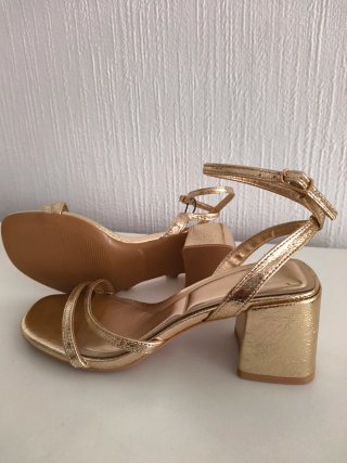 Sandalias doradas Lefties talla 37