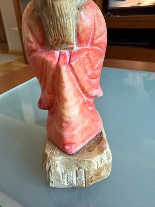 Escultura antigua de hombre con barba