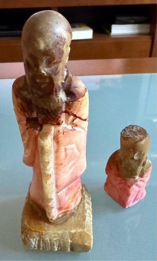 Escultura antigua de hombre con barba