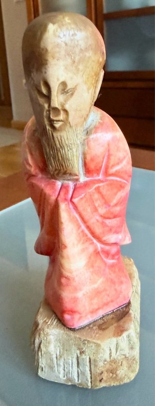 Escultura antigua de hombre con barba