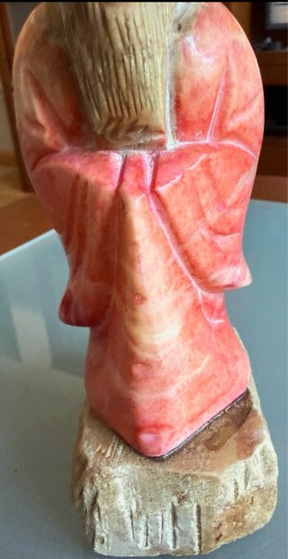 Escultura antigua de hombre con barba