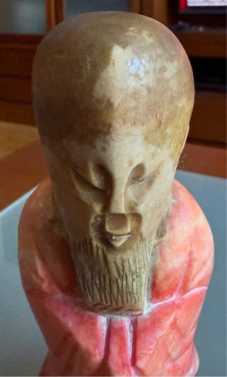 Escultura antigua de hombre con barba