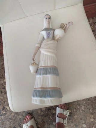 Figura antigua grande mujer con cántaro