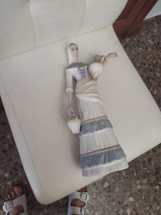 Figura antigua grande mujer con cántaro