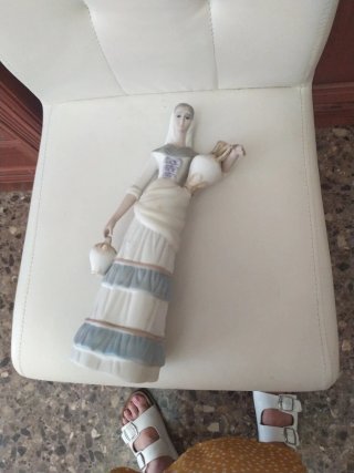 Figura antigua grande mujer con cántaro