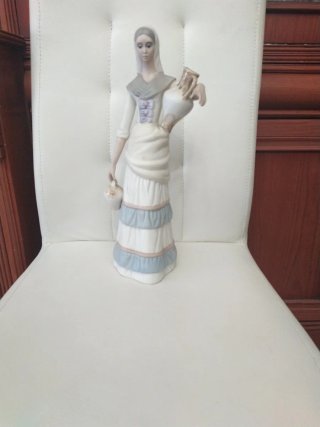 Figura antigua grande mujer con cántaro