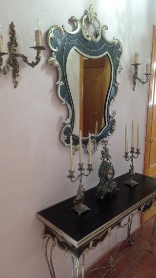Consola de madera y metal negra y dorada