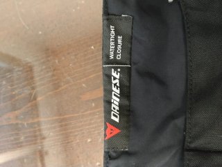 Traje Dainese de Cordura D DRY  Negra y Flúor.