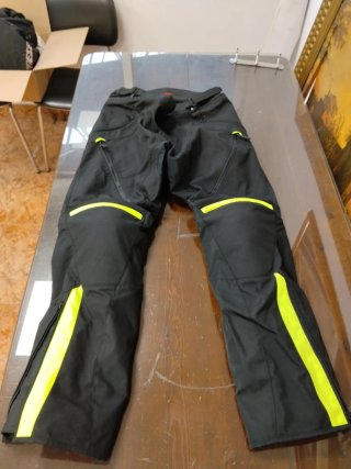 Traje Dainese de Cordura D DRY  Negra y Flúor.