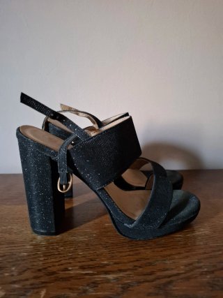 Zapatos de fiesta negros con brillos