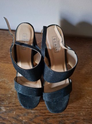 Zapatos de fiesta negros con brillos