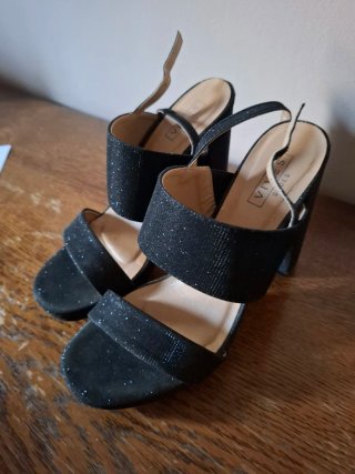 Zapatos de fiesta negros con brillos