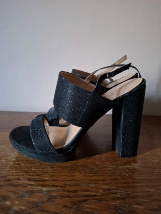 Zapatos de fiesta negros con brillos