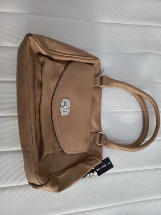 Bolso de mujer marrón y rojo