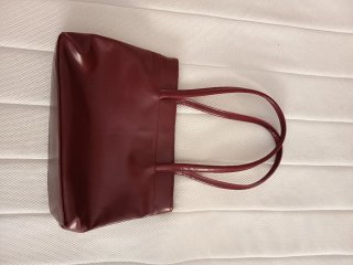 Bolso de mujer marrón y rojo