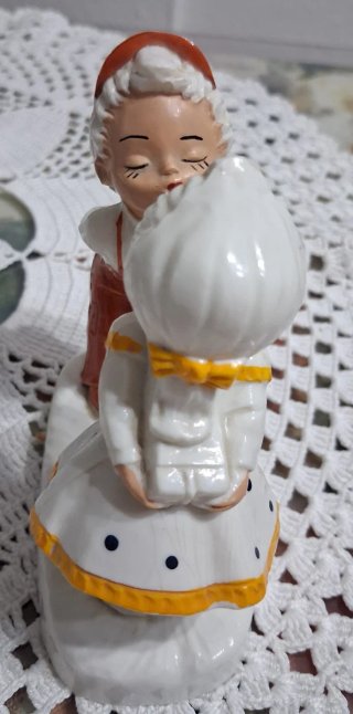 Figura pareja besándose vintage años 70