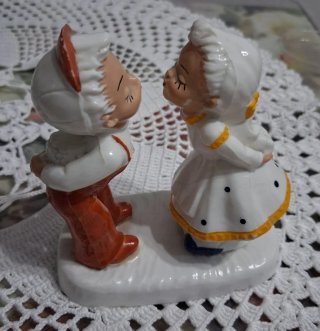 Figura pareja besándose vintage años 70