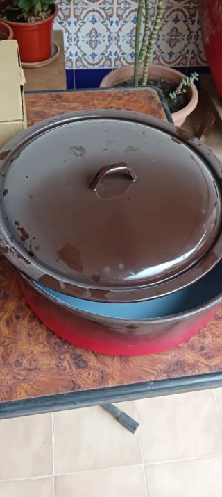 Olla grande azul y roja