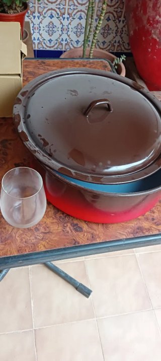 Olla grande azul y roja