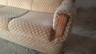 Sofá de tela y madera