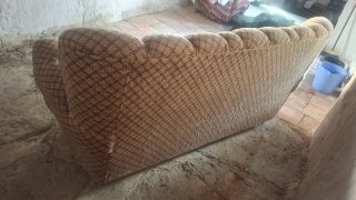 Sofá de tela y madera