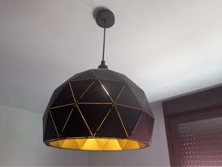 Lámpara colgante geométrica negra y dorada
