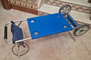 Carro de playa azul con bolsa