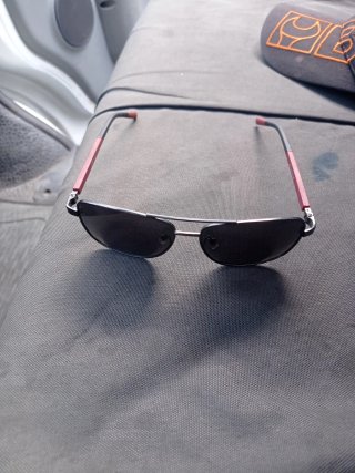 Gafas de sol negras y rojas