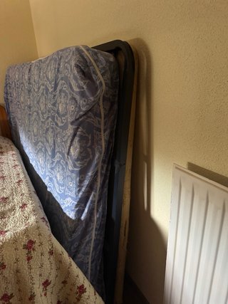 Cama individual+ Cama matrimonial +2 sillas.