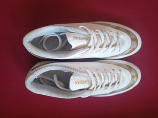 Zapatos de fútbol profesionales blancos y dorados