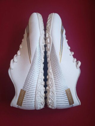 Zapatos de fútbol profesionales blancos y dorados
