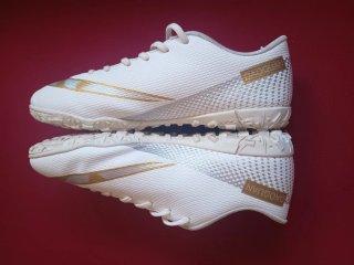 Zapatos de fútbol profesionales blancos y dorados