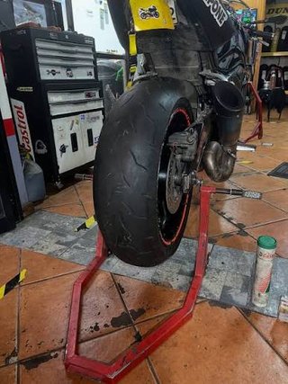 Se realiza cambio de neumaticos y equilibrado moto