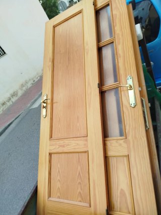 Puerta de madera con manilla dorada