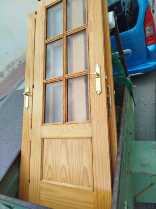 Puerta de madera con manilla dorada