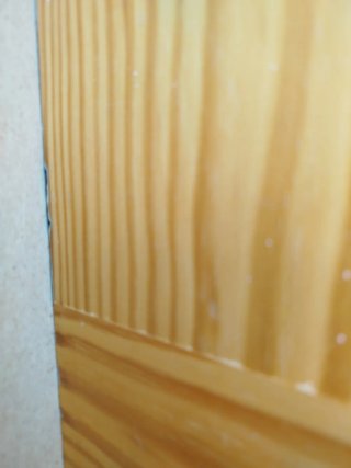 Puerta de madera con manilla dorada