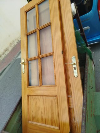 Puerta de madera con manilla dorada