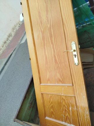Puerta de madera con manilla dorada