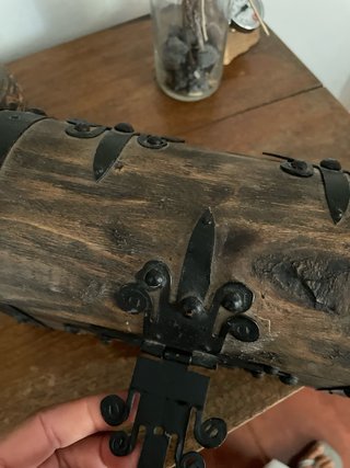 Baúl de madera y metal decorativo
