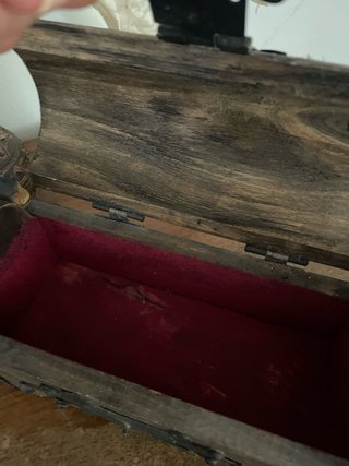Baúl de madera y metal decorativo