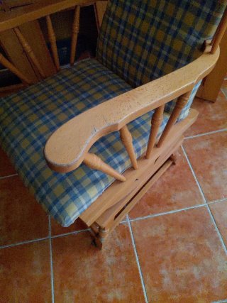 Mecedora de tela y madera