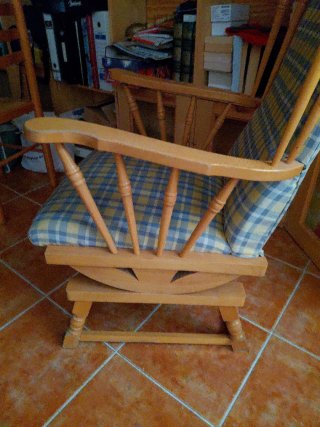Mecedora de tela y madera