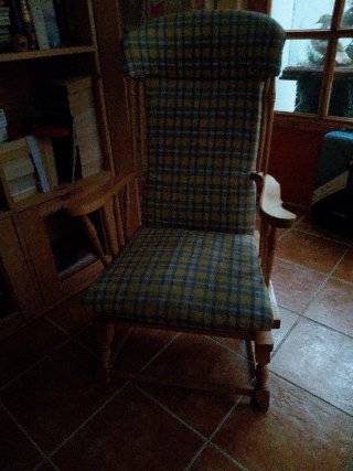Mecedora de tela y madera