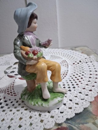 Figura niño con cesta de frutas porcelana
