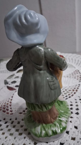 Figura niño con cesta de frutas porcelana