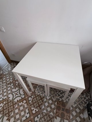 Mesa de cocina blanca Solo la mesa, taburetes no