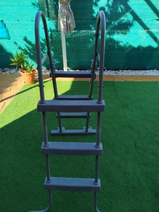 Escalera para piscina gris