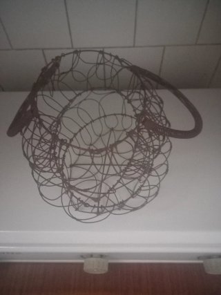 Antica cesta per uova in metallo