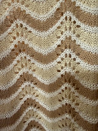 Vestido de punto beige y blanco